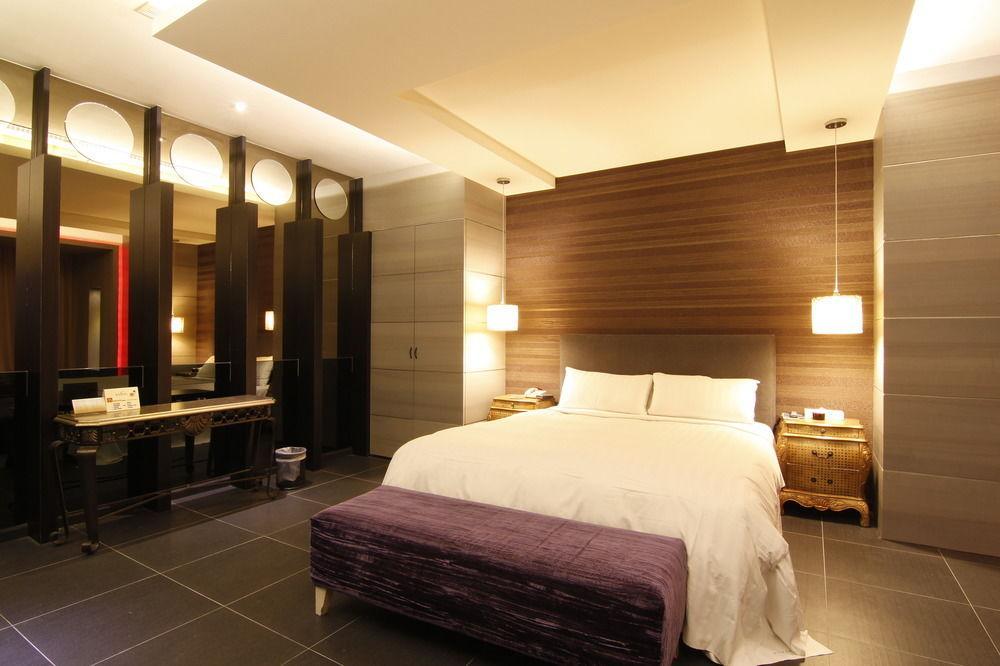 In Night Hotel Taichung Luaran gambar